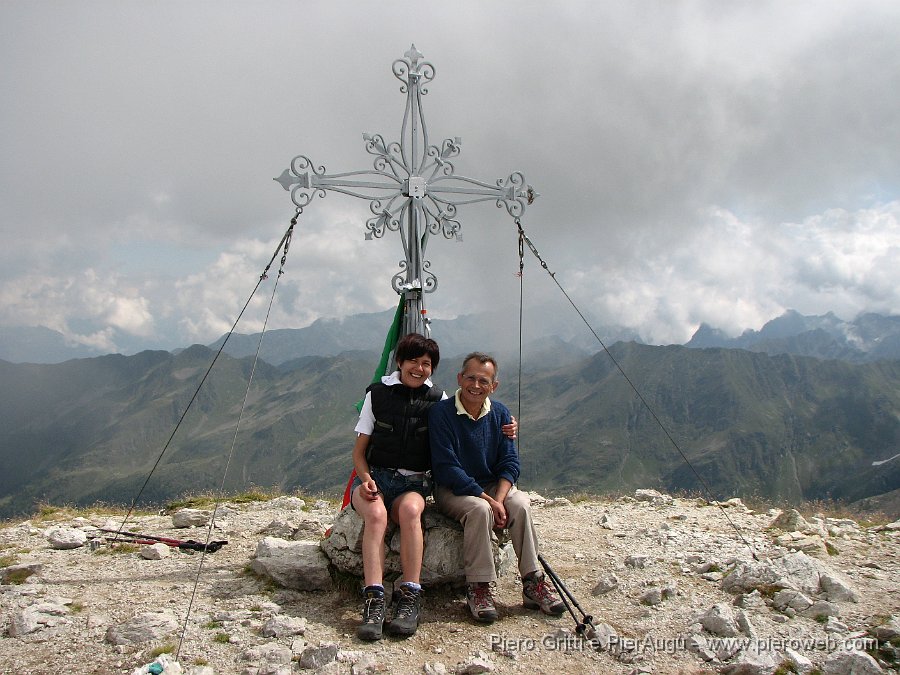 CornoStella 039.jpg - In posa sotto la croce a stella, ora rimessa a nuovo, in vetta al Corno Stella (2620 m.)